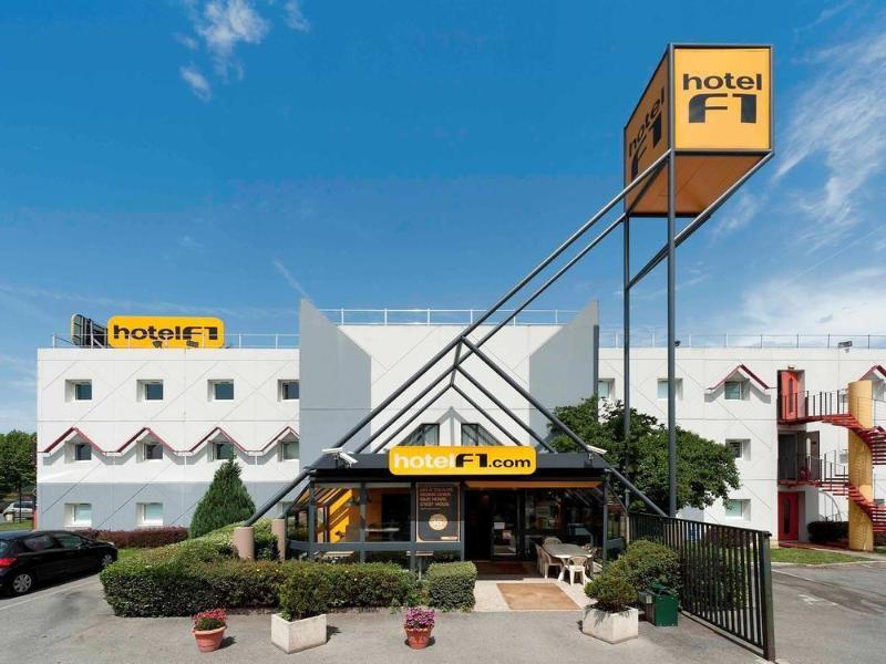 Hotelf1 Cholet Bagian luar foto